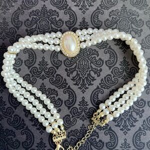 Elegant Pearl and Gold Necklace